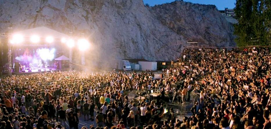 ΦΕΣΤΙΒΑΛ ΣΤΗ ΣΚΙΑ ΤΩΝ ΒΡΑΧΩΝ