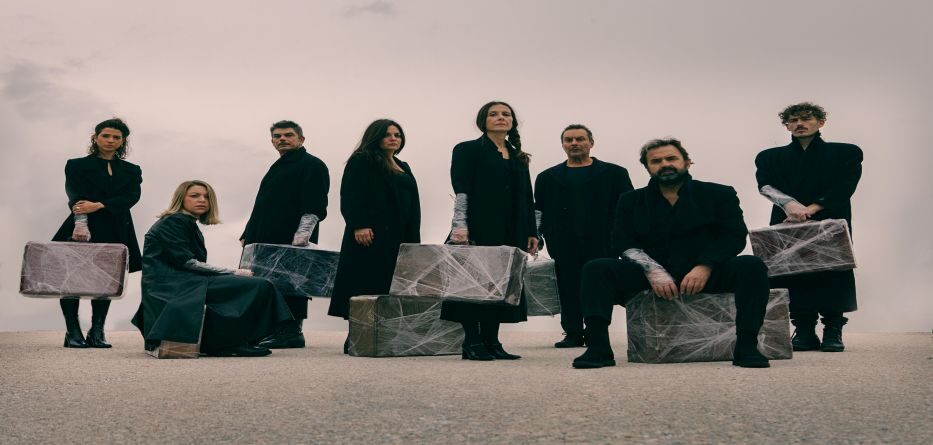 ΑΥΤΟΙ ΠΟΥ ΠΕΡΠΑΤΟΥΝ ΣΤΑ ΣΥΝΝΕΦΑ