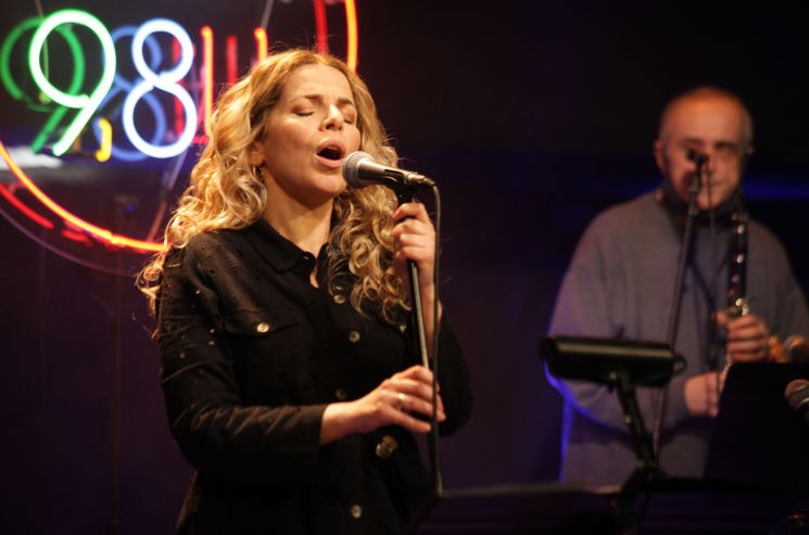 ΣΥΝΑΥΛΙΑ ΣΤΟ ΡΑΔΙΟΦΩΝΟ