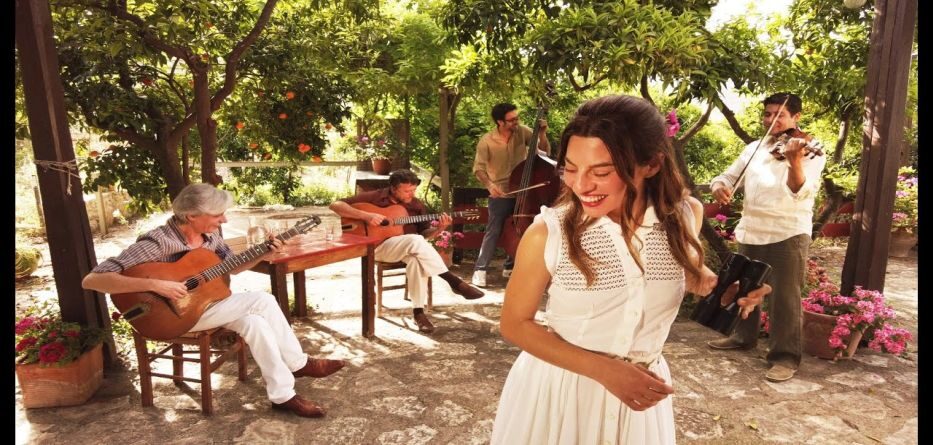 Η νύχτα μυρίζει γιασεμί