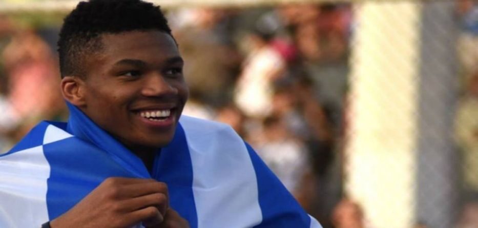 ΓΡΑΦΟΝΤΑΣ ΙΣΤΟΡΙΑ