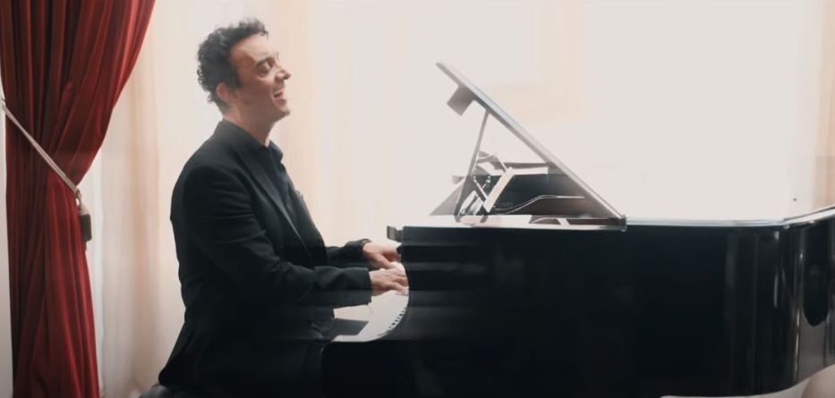 Ότι περνά από το χέρι μου