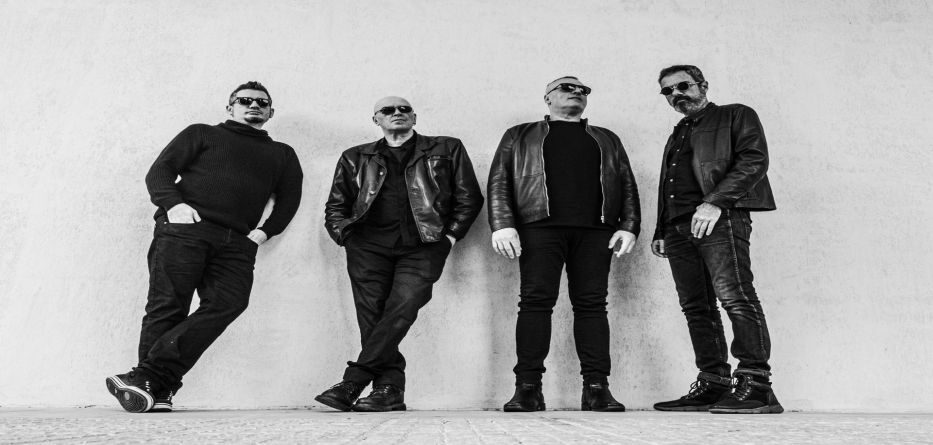 Με Μια Κραυγή