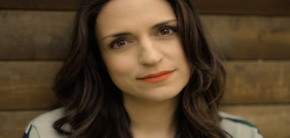 Δίπλωσε λίγο τα φτερά